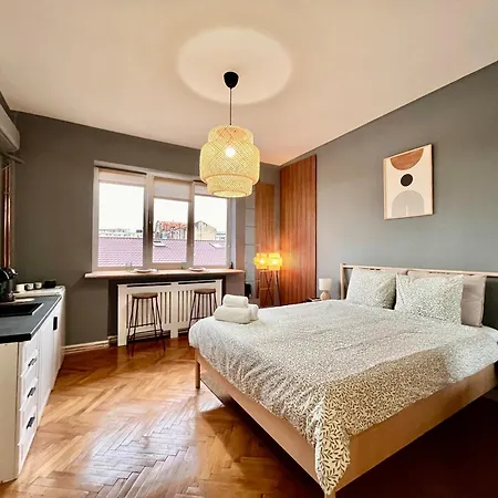 Апартаменти Wooden House Бухарест