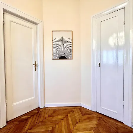 Апартаменти Wooden House